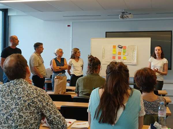 Groupe présentant son travail devant une assemblée